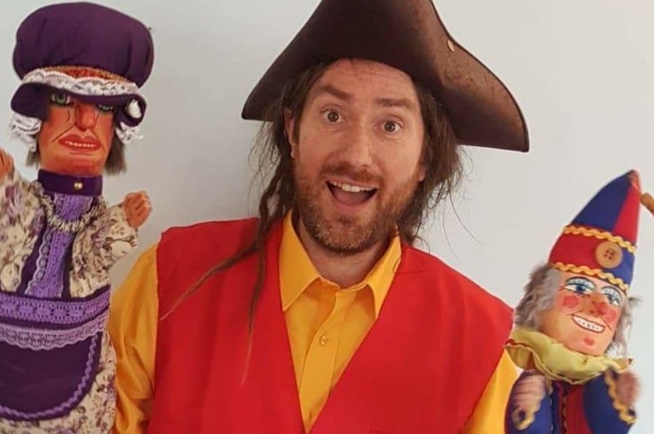 ליאַלקע־טעאַטער אויף ייִדיש מיט דזשיימס האָלץ