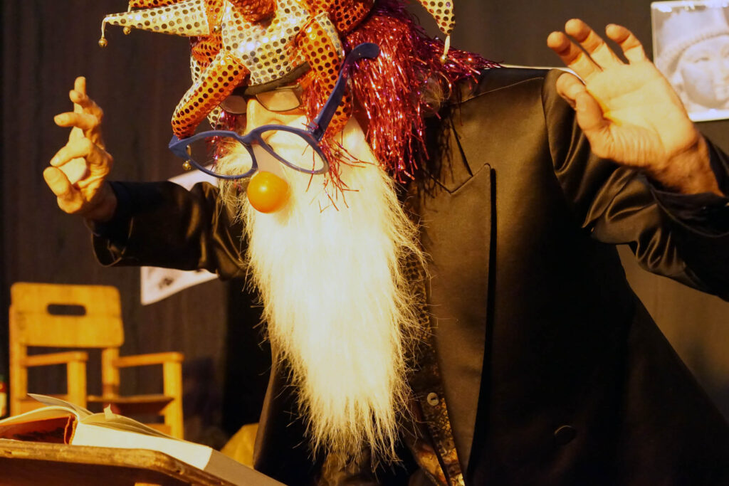 ייִדיש הײַנט | קאַפּיטל ג’ – מיט מענדי כּהנא וועגן זײַנע סאָרטן קונסט, פֿון טעלעוויזיע ביז בדחנות